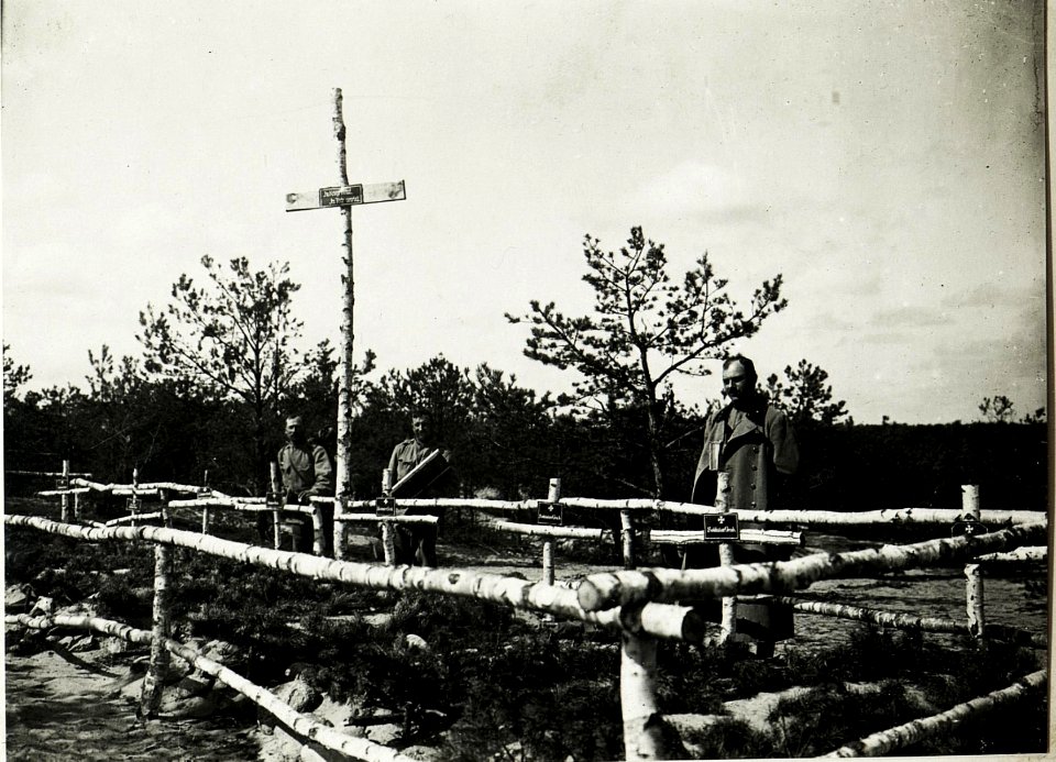 Gräber auf der Höhe westlich von Rogowiec der königlich ungarischen Honved des k.u.k ungarischen Infanterieregiments Nr. 86 und eines Russen mit den Aufschriften Soldatengrab. (BildID 15589459)