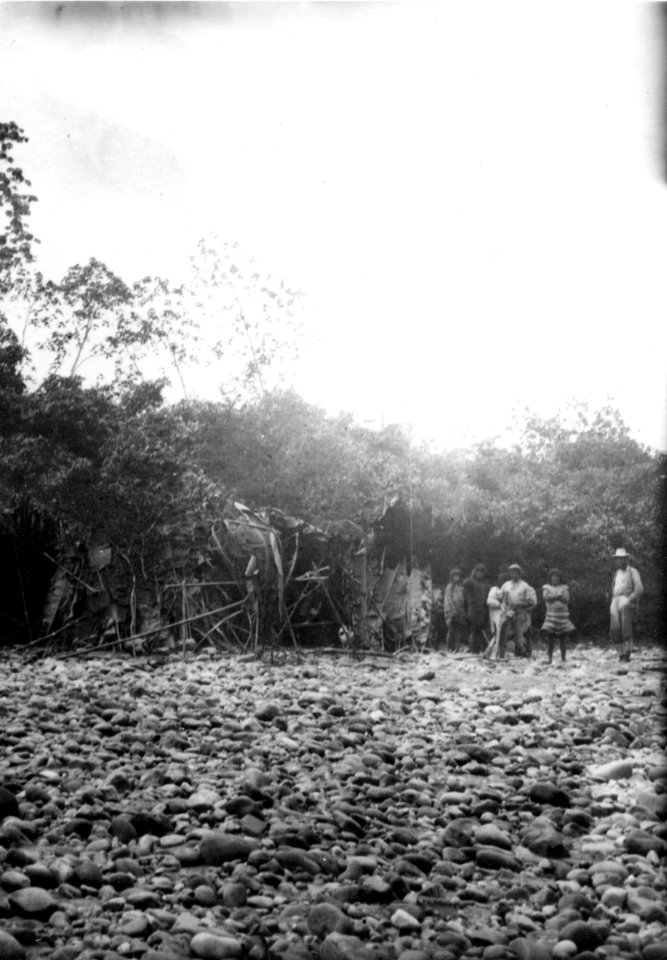 Gränsen mellan Peru och Bolivia. Indianbyddor vid flodbädd. Rio Tambopota - SMVK - 002318