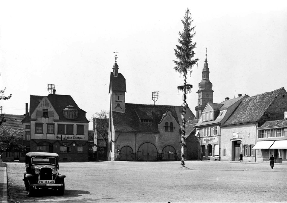 Grünstadt - Marktplatz mit Maibaum, 1936 (13887141328)