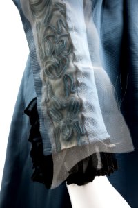 Gråblå klänning i två delar, med dekor av snoddbroderier i blått siden och detaljer i svart - Hallwylska museet - 89282 photo