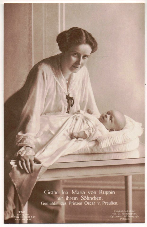Gräfin Ina Marie von Ruppin mit ihrem Söhnchen, 1916