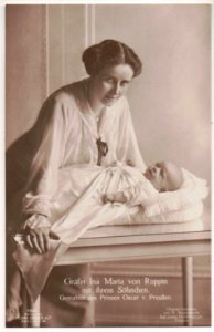 Gräfin Ina Marie von Ruppin mit ihrem Söhnchen, 1916