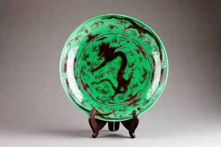 Grönt kinesiskt fat från 1662-1722 Kangxi, Qing-dynastin - Hallwylska museet - 95660