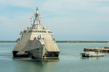Guantanamo Bay Port prepares to assist the future USS Omaha (LCS 12). (27819337339)
