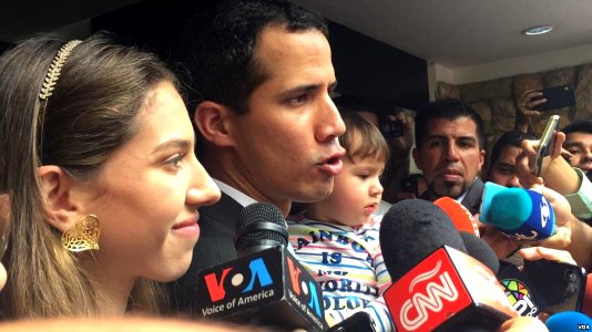 Guaidó con la prensa