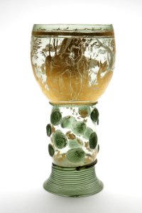 Grönt glas från 1600-talet målat med guld - Skoklosters slott - 93351 photo
