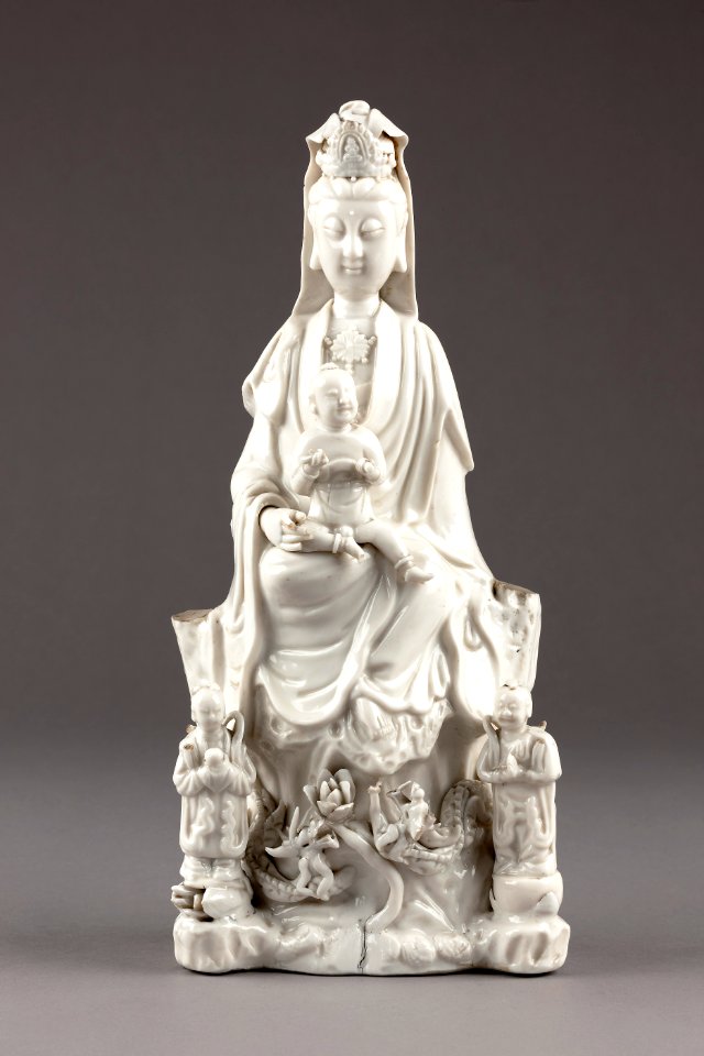 Guanyin barmhärtighetens gudinna gjord av porslin i Kina på 1600-talet - Hallwylska museet - 95579