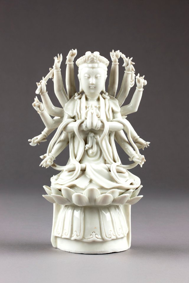 Guanyin barmhärtighetens gudinna gjord av porslin i Kina på 1700-talet - Hallwylska museet - 95549