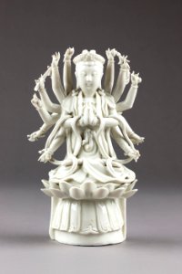 Guanyin barmhärtighetens gudinna gjord av porslin i Kina på 1700-talet - Hallwylska museet - 95549 photo