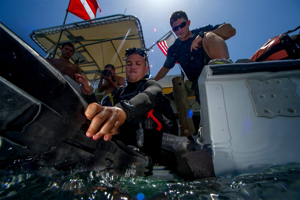 GTMO Divers support Underwater Photo Team 140730-N-YD328-456