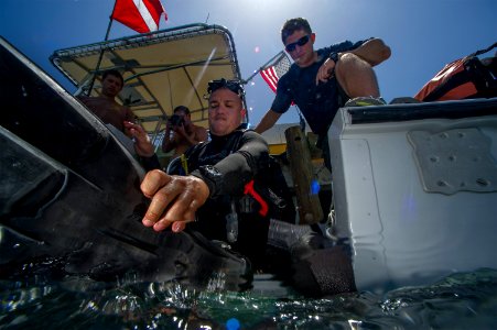 GTMO Divers support Underwater Photo Team 140730-N-YD328-456