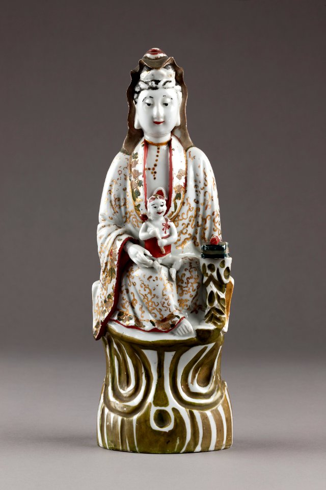 Guanyin barmhärtighetens gudinna gjord av porslin i Kina på 1800-talet - Hallwylska museet - 95595