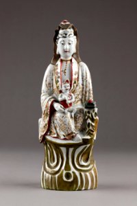 Guanyin barmhärtighetens gudinna gjord av porslin i Kina på 1800-talet - Hallwylska museet - 95595