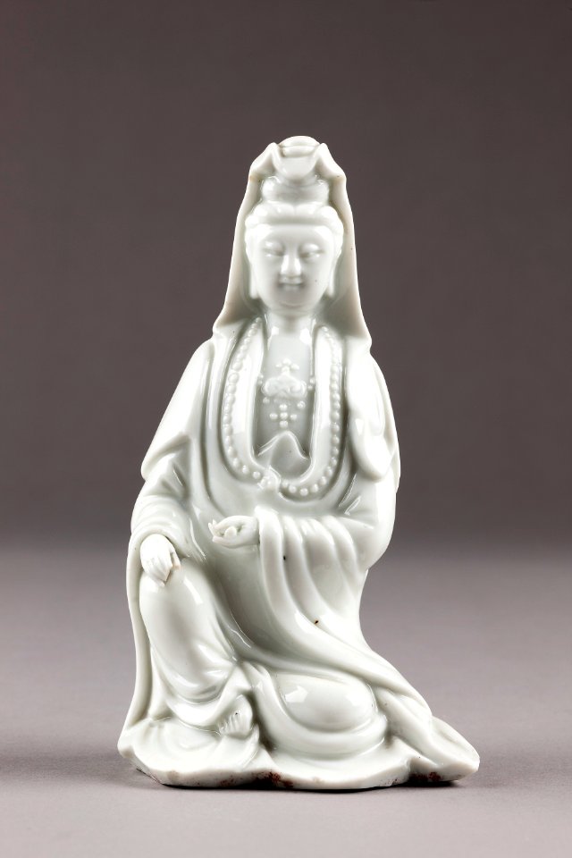 Guanyin barmhärtighetens gudinna gjord av porslin i Kina på 1600-talet - Hallwylska museet - 95576