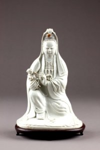 Guanyin barmhärtighetens gudinna gjord av porslin i Kina på 1790-talet - Hallwylska museet - 95554