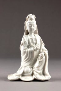 Guanyin barmhärtighetens gudinna gjord av porslin i Kina på 1600-talet - Hallwylska museet - 95575