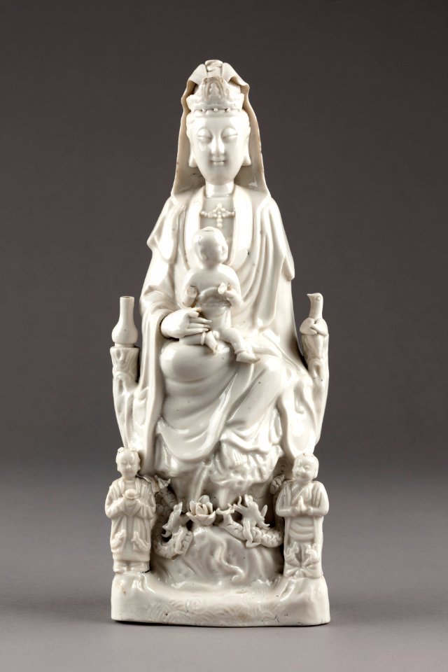 Guanyin barmhärtighetens gudinna gjord av porslin i Kina på 1600-talet - Hallwylska museet - 95581