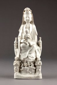 Guanyin barmhärtighetens gudinna gjord av porslin i Kina på 1600-talet - Hallwylska museet - 95581 photo