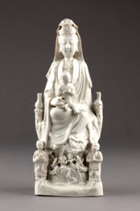Guanyin barmhärtighetens gudinna gjord av porslin i Kina på 1600-talet - Hallwylska museet - 95581