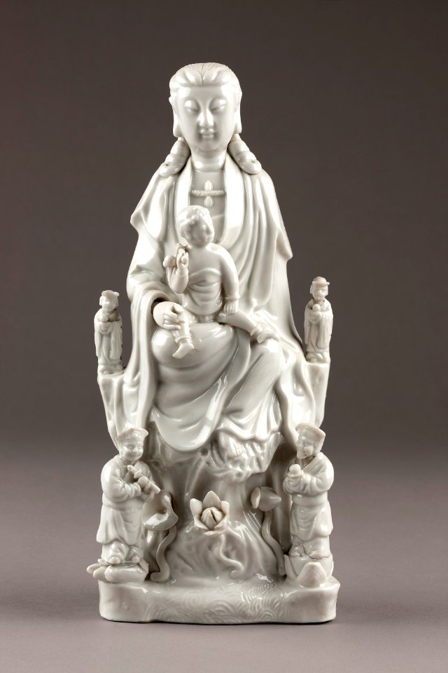 Guanyin barmhärtighetens gudinna gjord av porslin i Kina på 1700-talet - Hallwylska museet - 95578