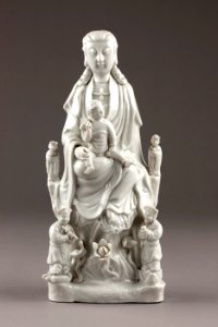 Guanyin barmhärtighetens gudinna gjord av porslin i Kina på 1700-talet - Hallwylska museet - 95578 photo