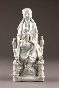 Guanyin barmhärtighetens gudinna gjord av porslin i Kina på 1700-talet - Hallwylska museet - 95578