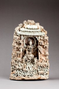 Guanyin (barmhärtighetens gudinna) sittande i en grotta, från Jingdezhen, Kina - Hallwylska museet - 96183