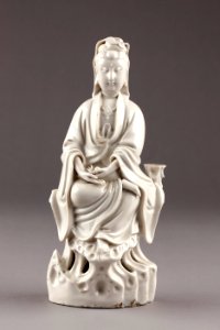 Guanyin barmhärtighetens gudinna gjord av porslin i Kina på 1700-talet - Hallwylska museet - 95577 photo