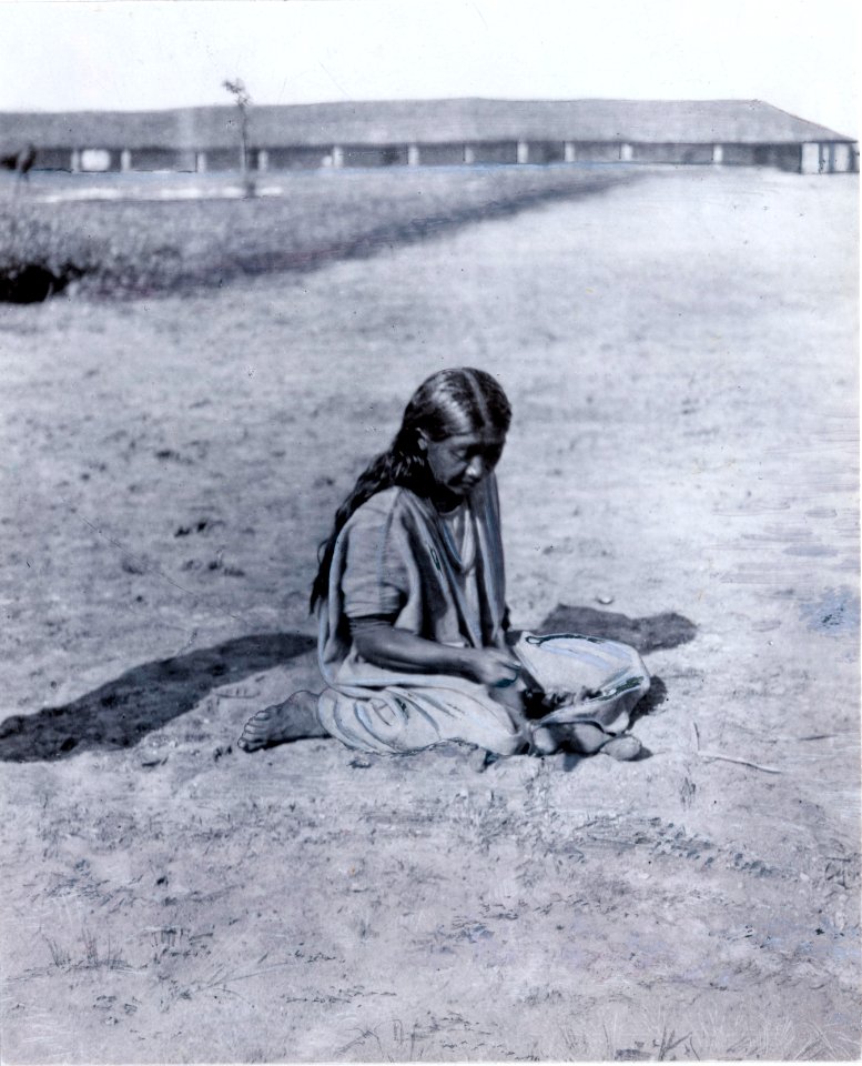 Guarayu; kvinna, krossande palmnötter. Gran Chaco. Bolivia - SMVK - 0072.0059