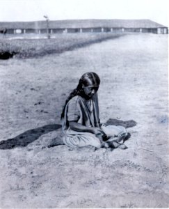 Guarayu; kvinna, krossande palmnötter. Gran Chaco. Bolivia - SMVK - 0072.0059