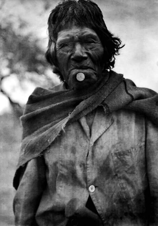 Gubbe med läppknapp (tembeta). Gran Chaco. Bolivia - SMVK - 004931