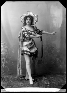 Gudrun Karlsson in Bluff at Kristallsalongen 1905 - SMV - GK003