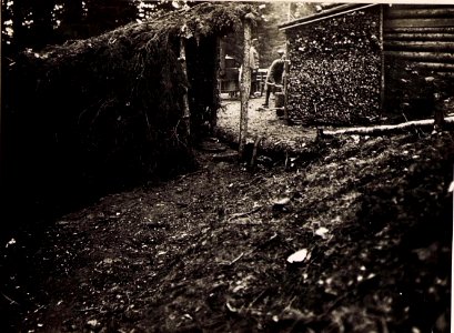 Guggalpe.Mannschattsubikation mit gedeckten Gang zur Latrine. (BildID 15496045)