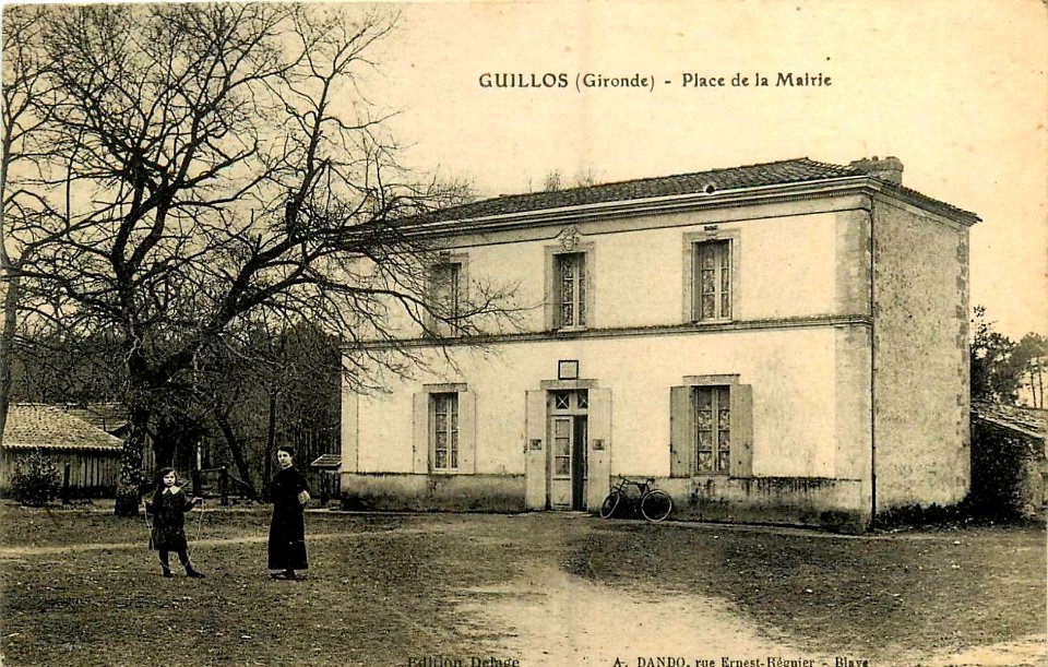 Guillos - Place de la Mairie 1