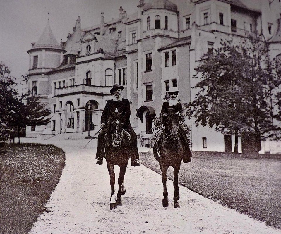 Guido Henckel von Donnersmarck & Katharina Slepzow vor dem Schloß Repten