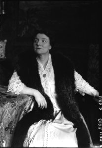 Yvette Guilbert 1910 photo