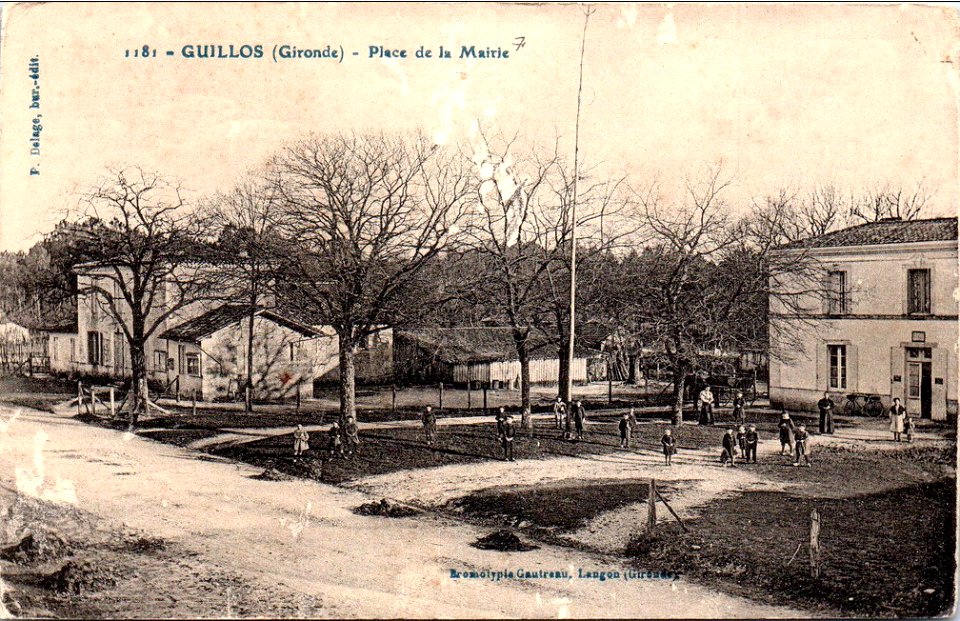 Guillos - Place de la Mairie 2