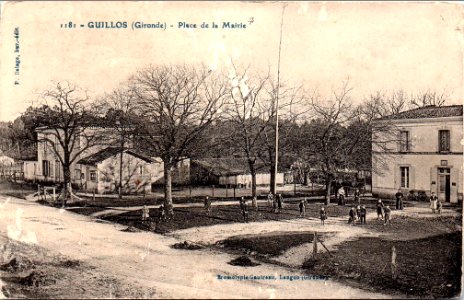 Guillos - Place de la Mairie 2