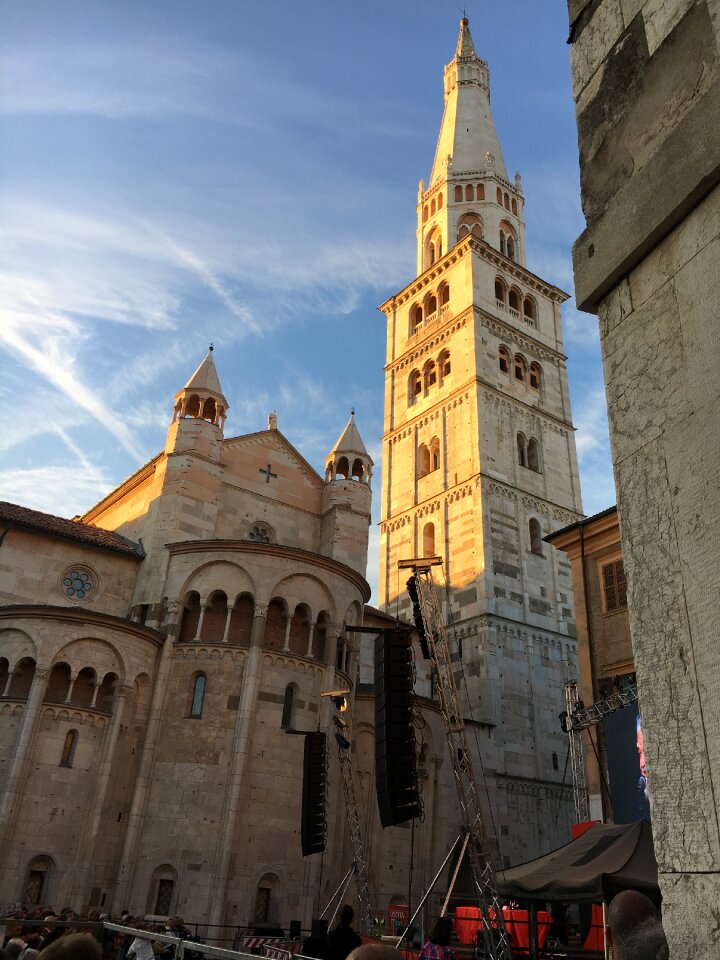 Cathedral ghirlandina ancient walls