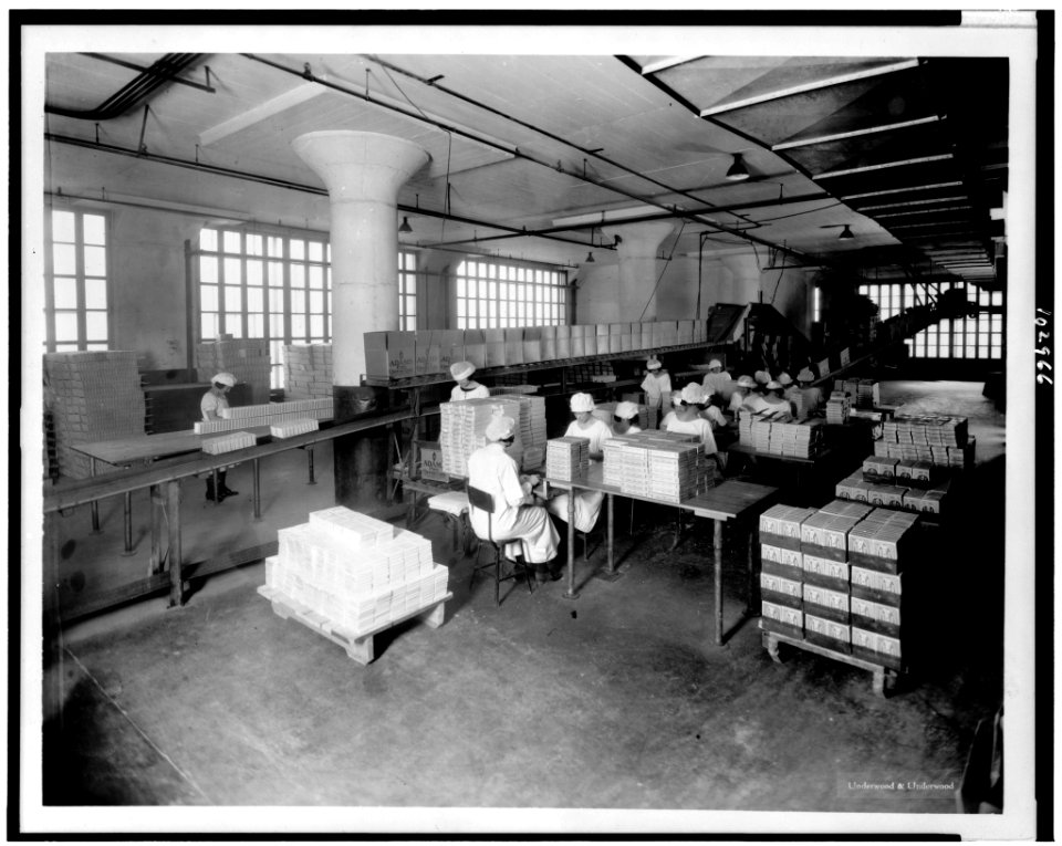 Gum packing department at the American Chicle Company plant - Underwood & Underwood. LCCN91728695