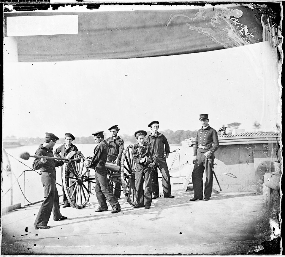 Gun crew on deck - NARA - 530266