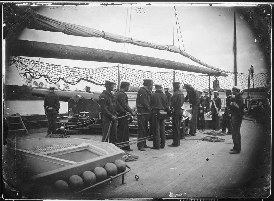 Gun crew on deck of Mendota , James River - NARA - 524889
