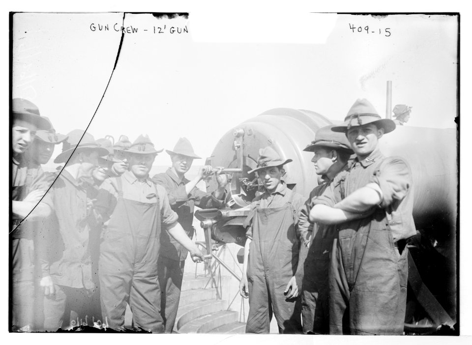 Gun crew,12' gun (Fort Hamilton) LCCN2014681943
