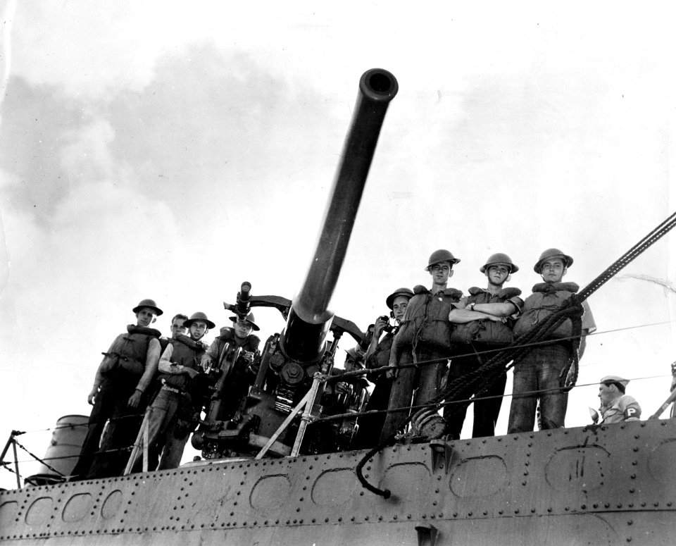 Gun crew of USS Ward (DD-139), circa in December 1941 (NH 97446)