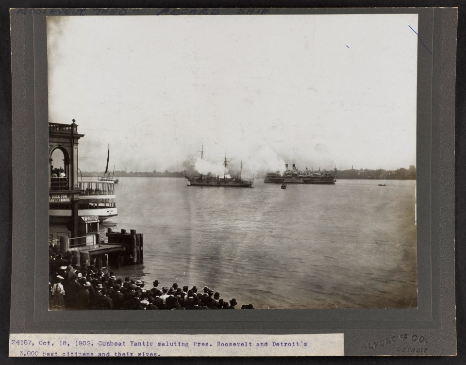 Gunboat Yantic saluting Pres. Roosevelt and Detroit's 3,000 best citizens and their wives LCCN2013651284
