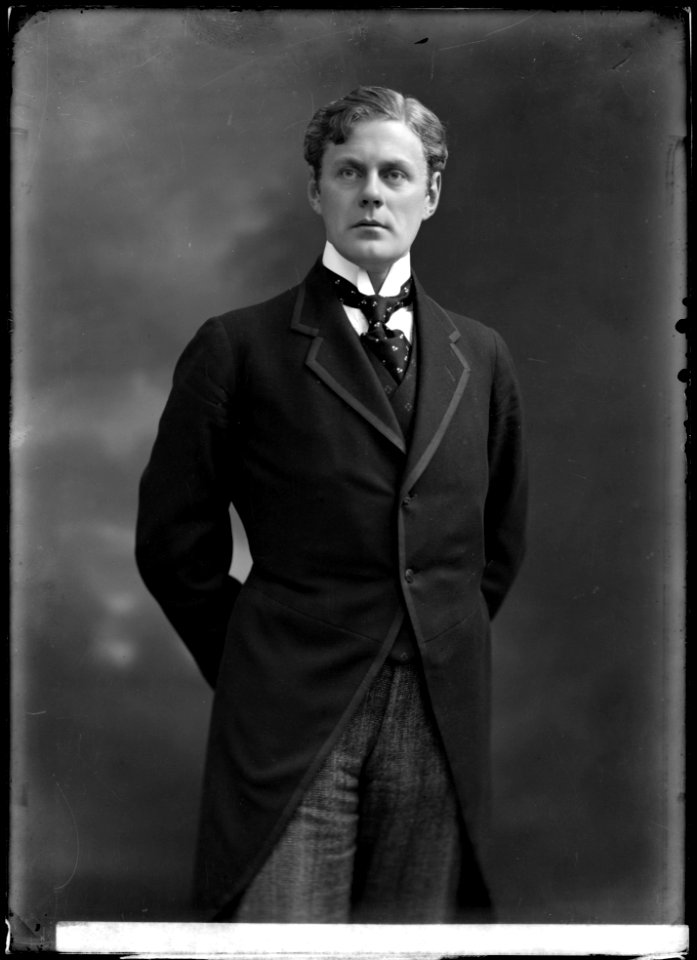 Gunnar Wingård, actor, portrait 1910 - SMV - NV098
