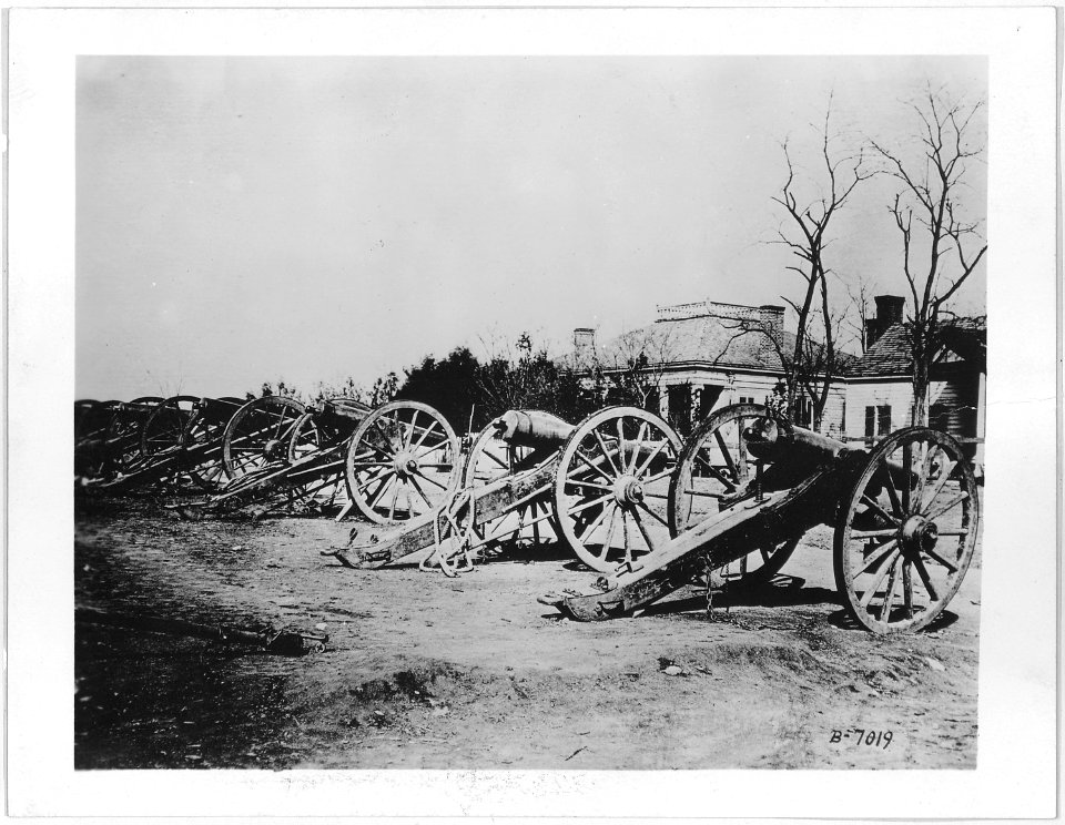 Guns captured at Missionary Ridge. (Collection of Capt. W.C. Margedant. Ch(ief) of Top. Engrs. under Gen. Rosencrans.) - NARA - 530445