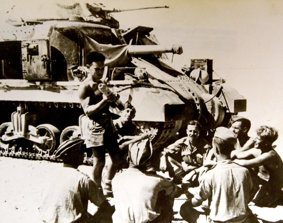 Gunner giving talk on .75mm gun in Egypt, North African Campaign, WWII (37054665946)