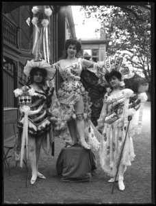 Gurli Karlsson, Therese Hertzberg and Anna Rundblad in the revue Bluff at Kristallsalongen 1905 - SMV - K002