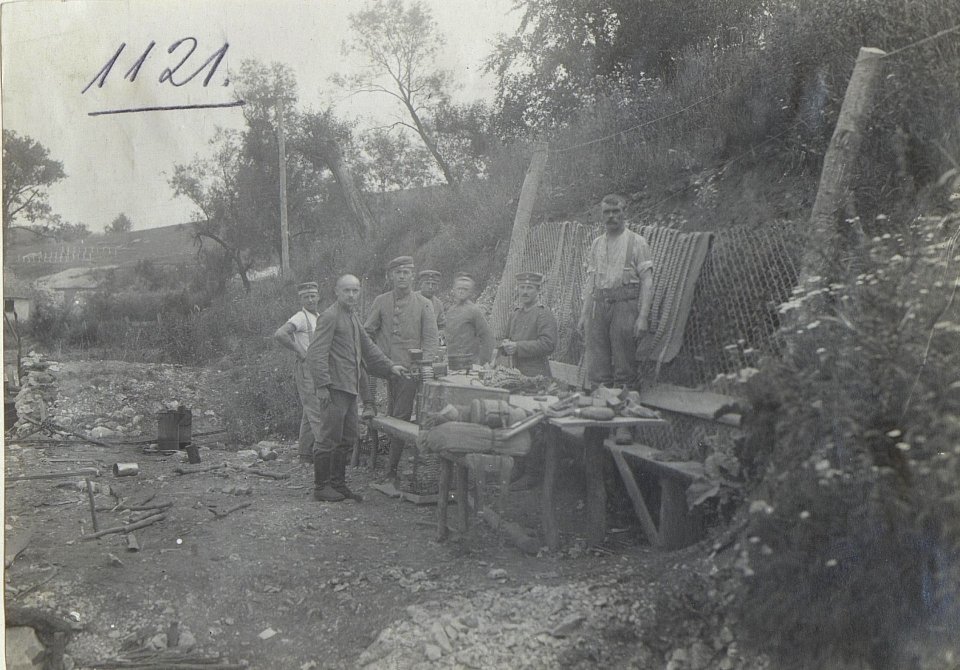 Gurtung von Maschinengewehrmunition (Res.I.R.250) bei Swistelniki. (BildID 15729661)